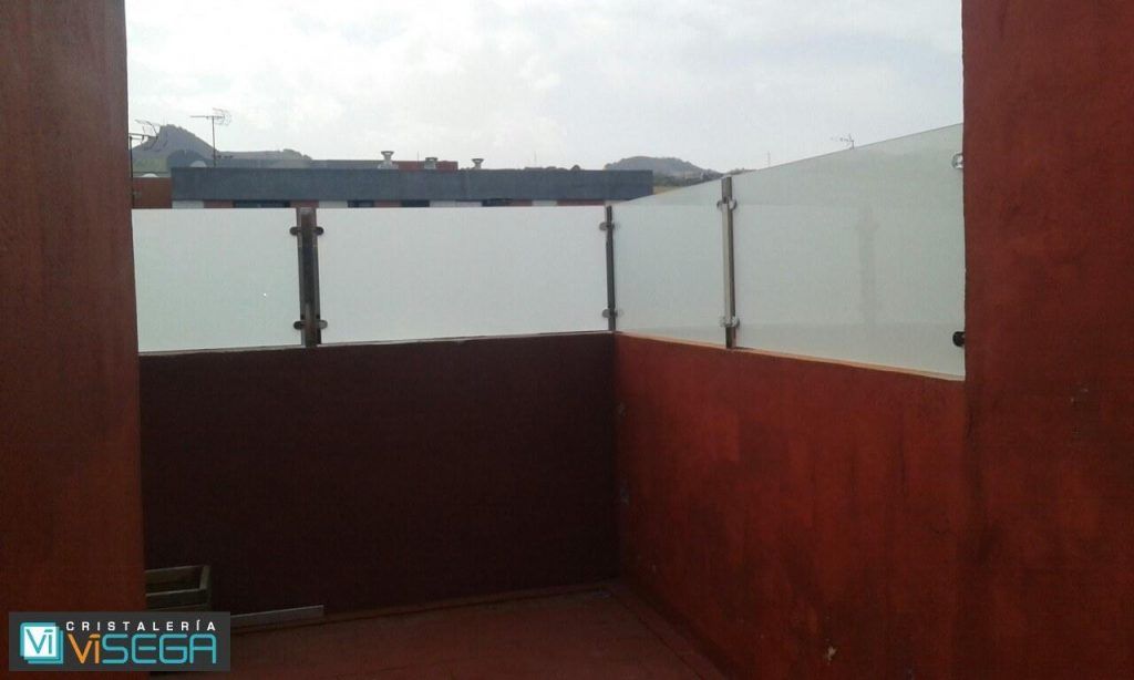barandilla de cristal con postes de acero y grapas en Tenerife