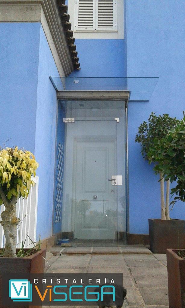 techo y cerramiento de cristal en entrada de vivienda